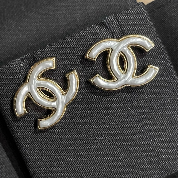 CHANEL Jewelry - Chanel Pearly CC Stud Earrings